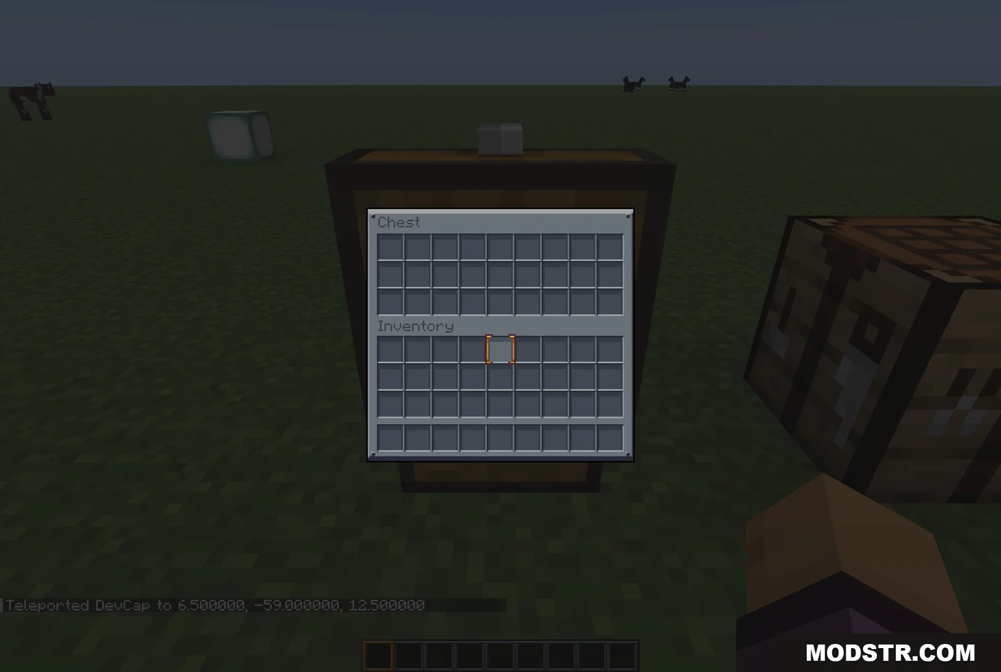 Mandala's GUI Dark Mode 9minecraft Resource Pack Screenshot 4 A chest inventory screen displays the elegant Mandala GUI Dark Mode theme